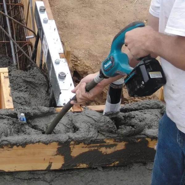 Makita 18-Voltt 5.0Ah LXT Lithium-Ion Cordless 4 ft. Concrete Vibrator Kit